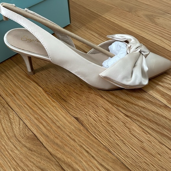 Seychelles Ivory Satin Bow Kitten Heels - Picture 4 of 9
